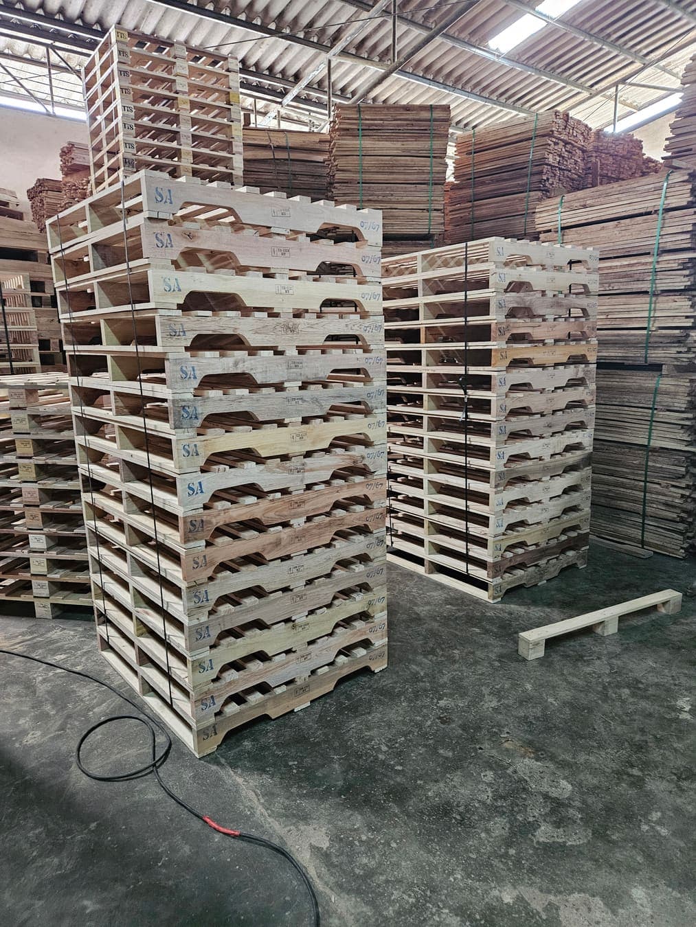 พาเลทไม้ซ้อนสำหรับงานโรงงาน โดย BW Pallet