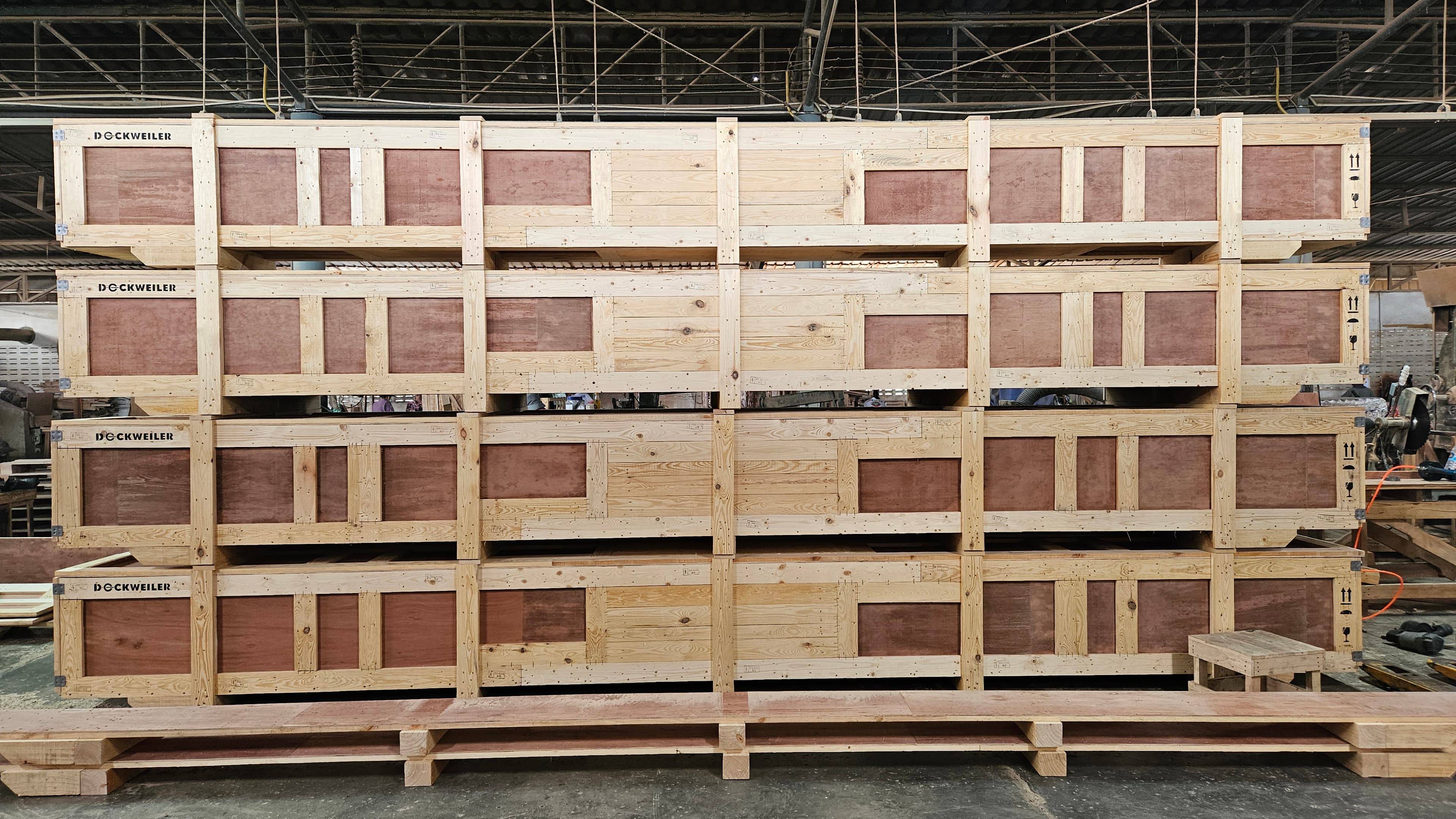 ลังไม้ส่งออกวางเรียงในโรงงาน BW Pallet